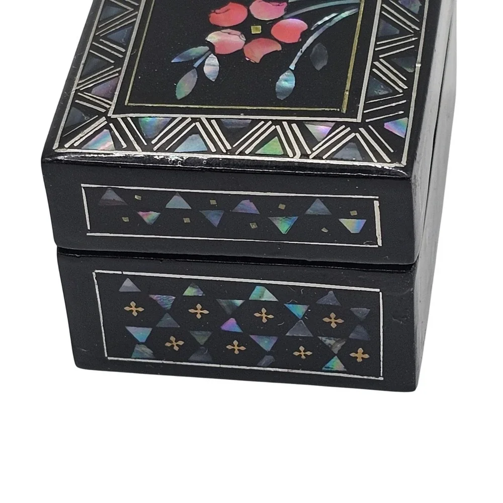 Vtg Style Chinese Lacquerware Trinket Box Black Floral Inlay Mother of Pearl Red